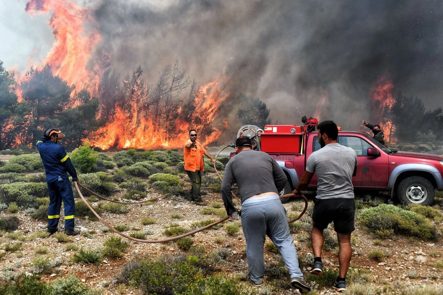 Φωτιά στην Εύβοια: Εκτός ελέγχου το πύρινο μέτωπο – Εκκενώνεται το χωριό Κεχριές